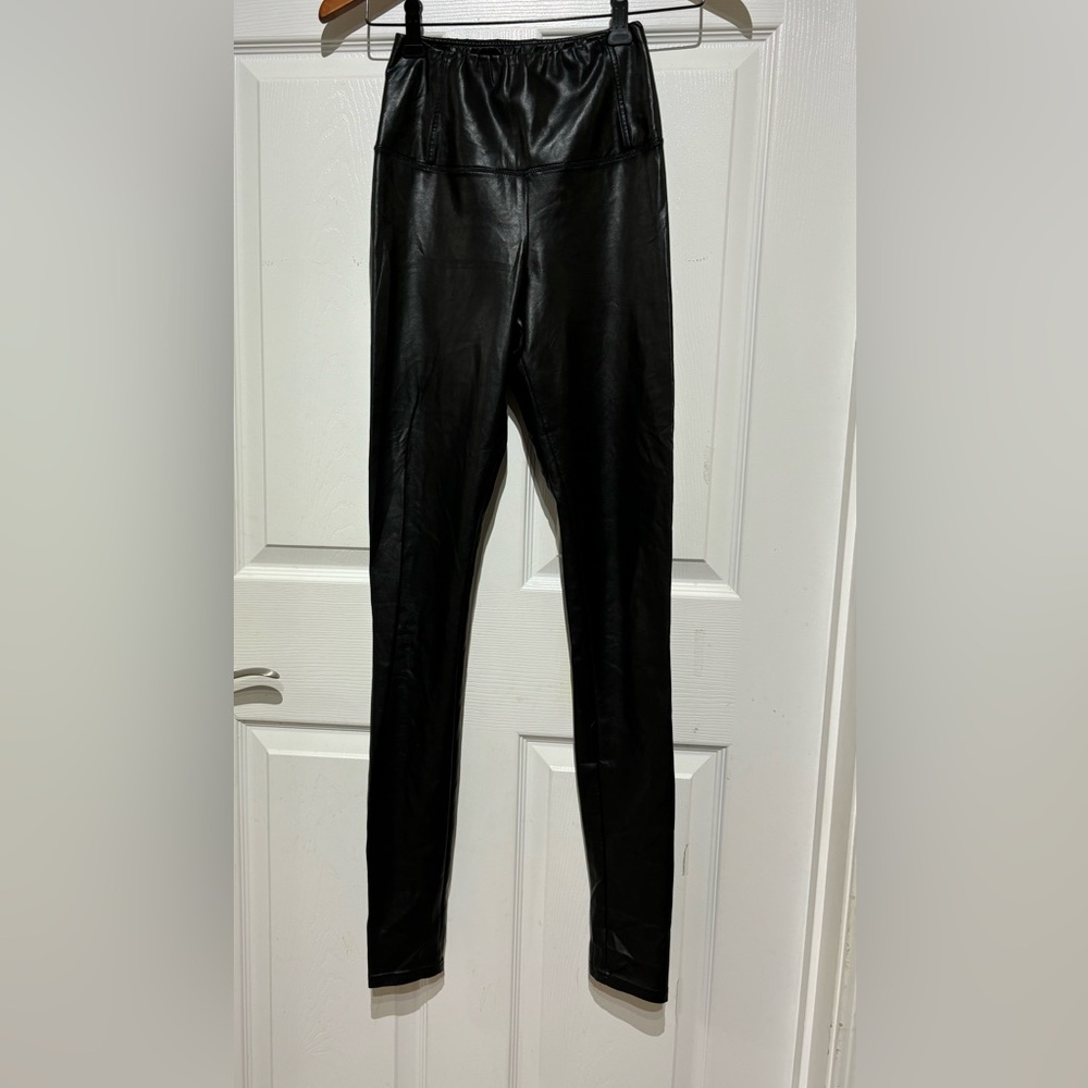 Wilfred Free by Aritzia Skinny High rise leatherette Leggings/ Size XS